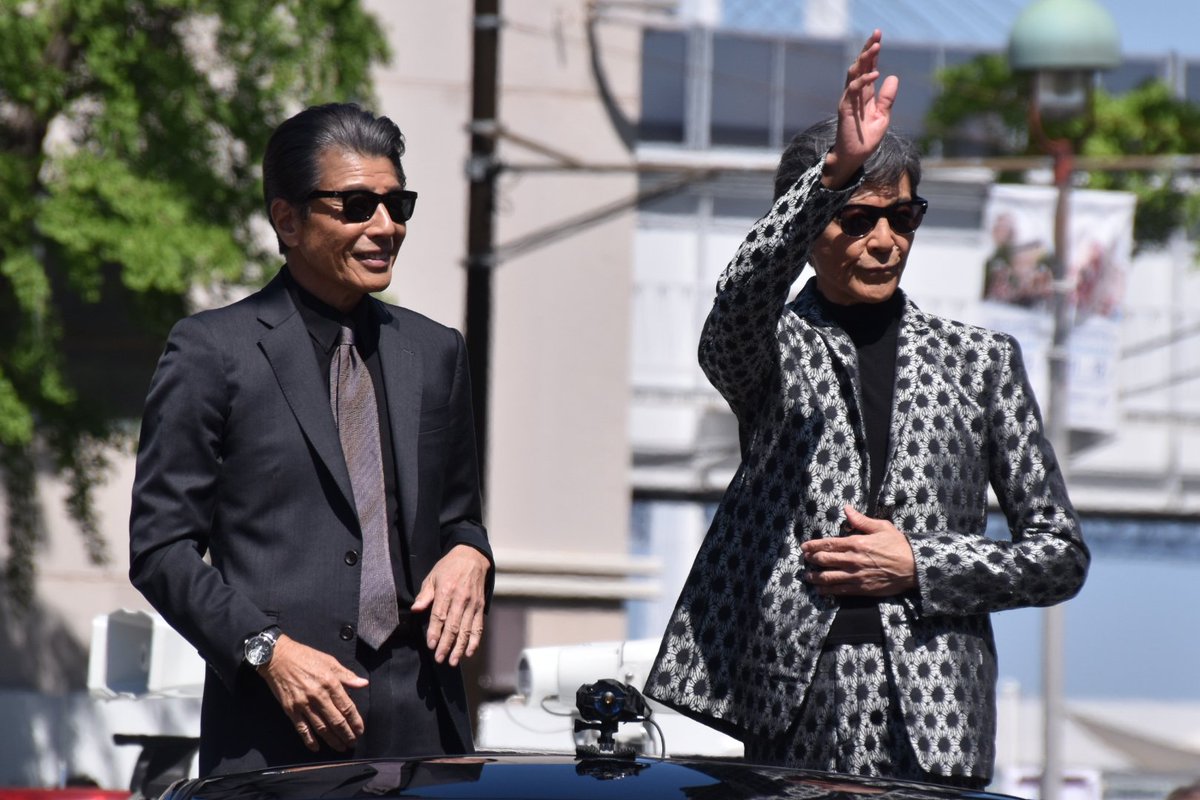 gorrou___'s tweet photo. 横浜パレードであぶない刑事見てきたが、生の舘ひろしさん、柴田恭兵さんの姿を写真撮れて嬉しすぎる！！
#あぶない刑事
#舘ひろし
#柴田恭兵 https://t.co/JW2aNdngp9
