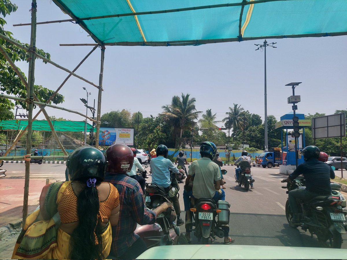 Excellent initiatives at the traffic stops @bmc, bhubaneswar during this unbearable heat.