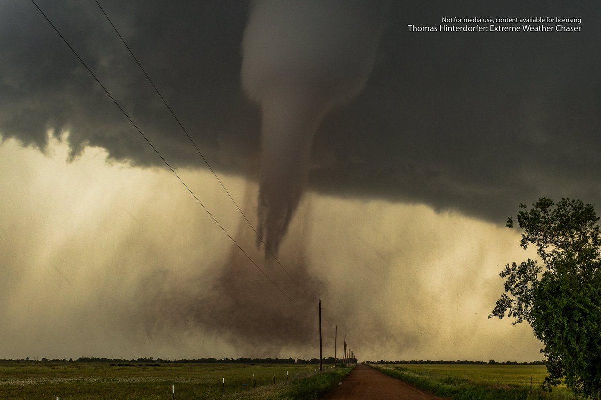Incredible tornado near Hawley, Texas this evening. The audible roar was insane as it drilled into the ground. #txwx