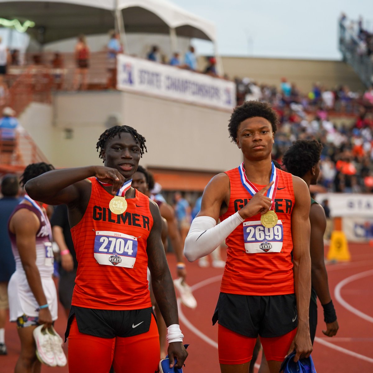 Alvin Iowa Colony & Gilmer TIE for 🏆 w/ 66 team points! Congrats to the Pioneers & Buckeyes on the Conf 4A Boys #UILState Track & Field Championship!