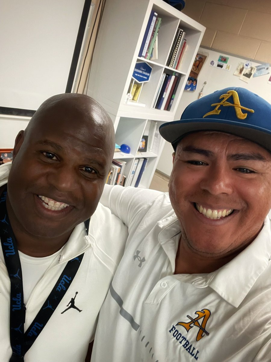 Had the privilege of meeting Coach Bieniemy at Bishop Amat today! Such an honor to meet a football legend. 🏈 #BishopAmat #FootballFamily