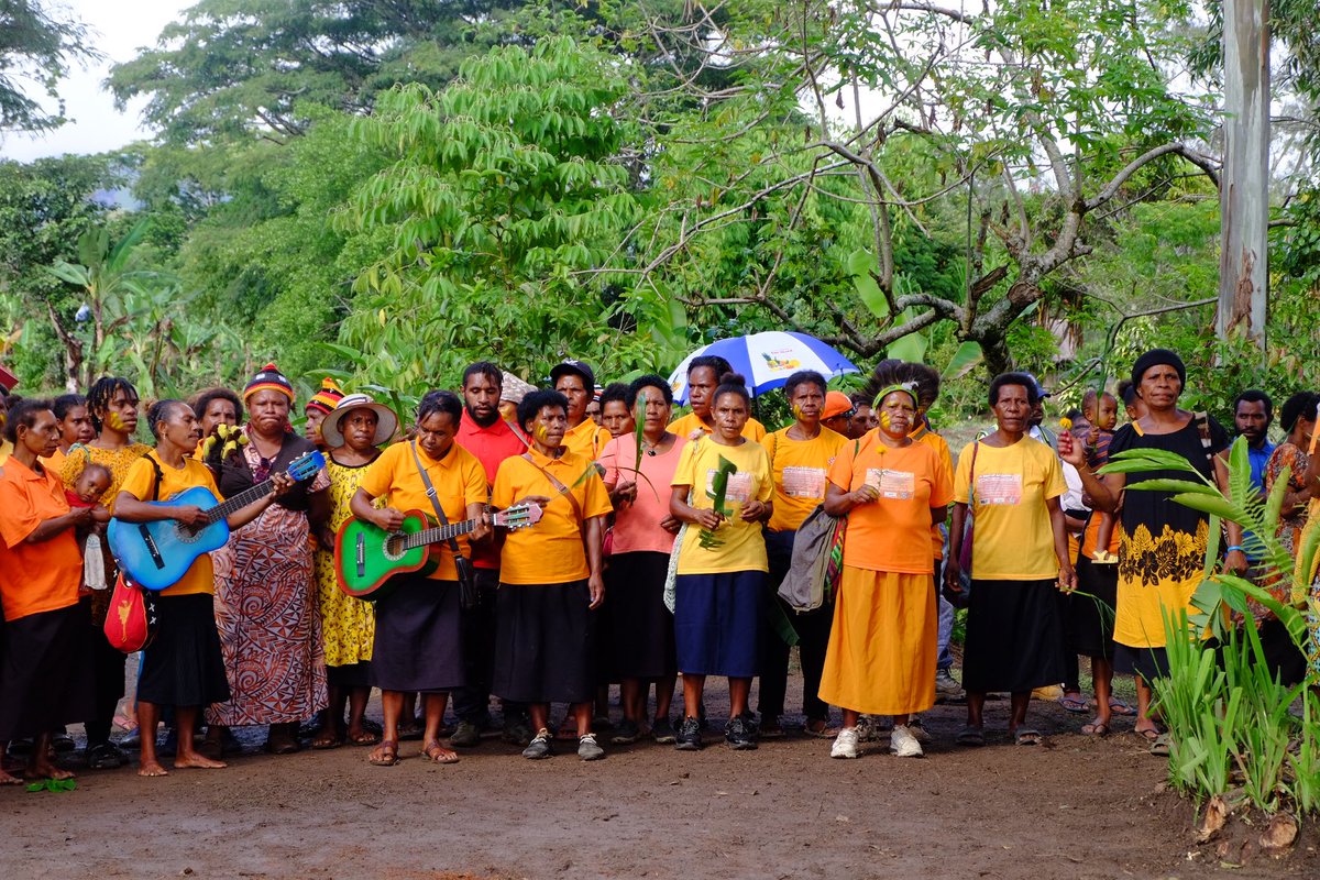 .@gnwp_gnwp was honored to attend the opening of the WPS community center of the Konum Community 🇵🇬 Women leaders shared their experience in #Localizing1325 & emphasized how this center opens a safe space to discuss critical issues women face. ⬇️ 3/5