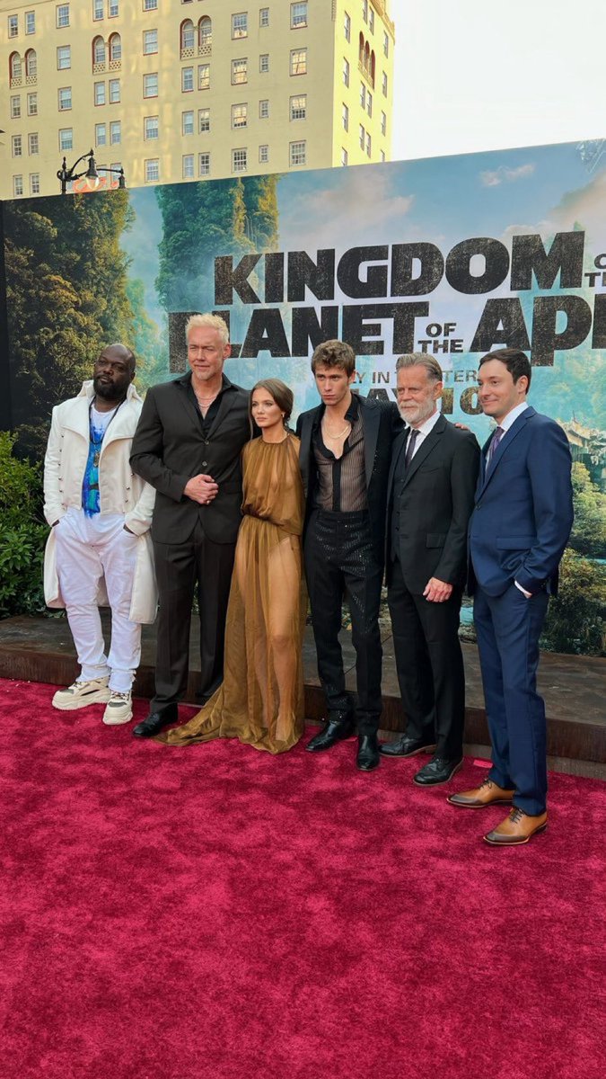 The cast and filmmakers of #KingdomOfThePlanetOfTheApes at the World Premiere. Experience the film in IMAX and in all theaters May 10. Get tickets now: fandango.com/PlanetoftheApes
