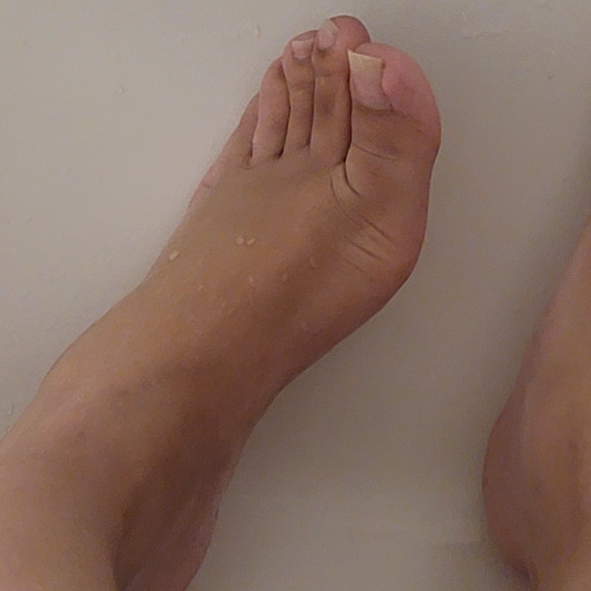 Bathing my feet 😋

#feet 
#feetworshi̇p a