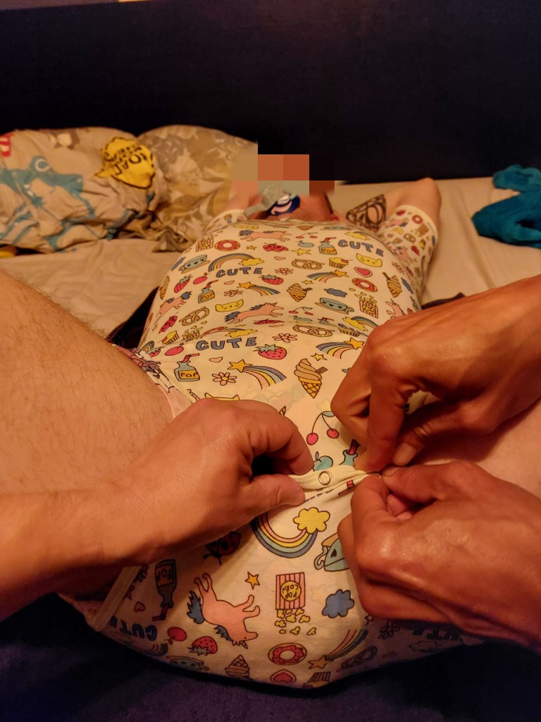 BeginTodd's tweet image. Quand Daddy et son  amant veulent la paix pour faire des "choses de grands", ça commence par une mise au lit du bébé cocu...
#cuckold #abdl #abdldiaper