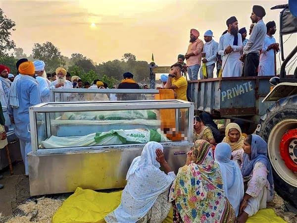 टिकट बृजभूषण के परिवार में है टैनी का हत्यारा बेटा मौज बहार में है सियासत वक़्त के तेज़ बहाव में है देश का किसान अजीब तनाव में है बागपत सूखे सियासी पेड़ की छांव मेंहै क्योंकि खोटी चव्वनी दिल्लीके पांव मेंहै हमने लगा दी बेगुनाह यमुना पर तोहमत झांककर देखा तो छेद हमारी नाव में है।