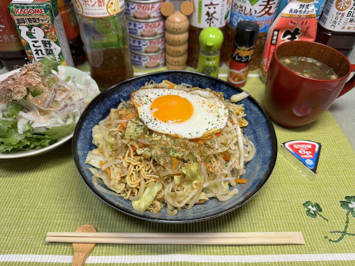 自炊…東洋水産 みなさまのお墨付き スパイスのきいたカレー焼そば・サラダコスモ ボリューム国産野菜炒め・リーテイルブランディング みなさまのお墨付き うまみの白たまご・雪印メグミルク 6Pチーズ・サンエッセン オニオンサラダ・味日本 みなさまのお墨付き…