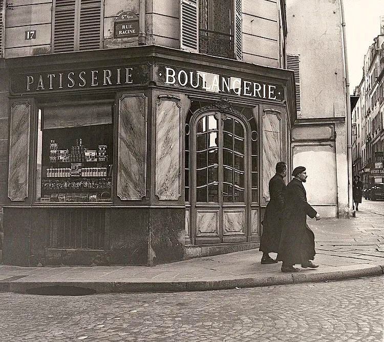 Bonjour. ☕️🥖😊 Ilse Bing. Boulangerie à l'angle de la rue Racine et de la rue Monsieur-le-Prince 1952. Paris 6e