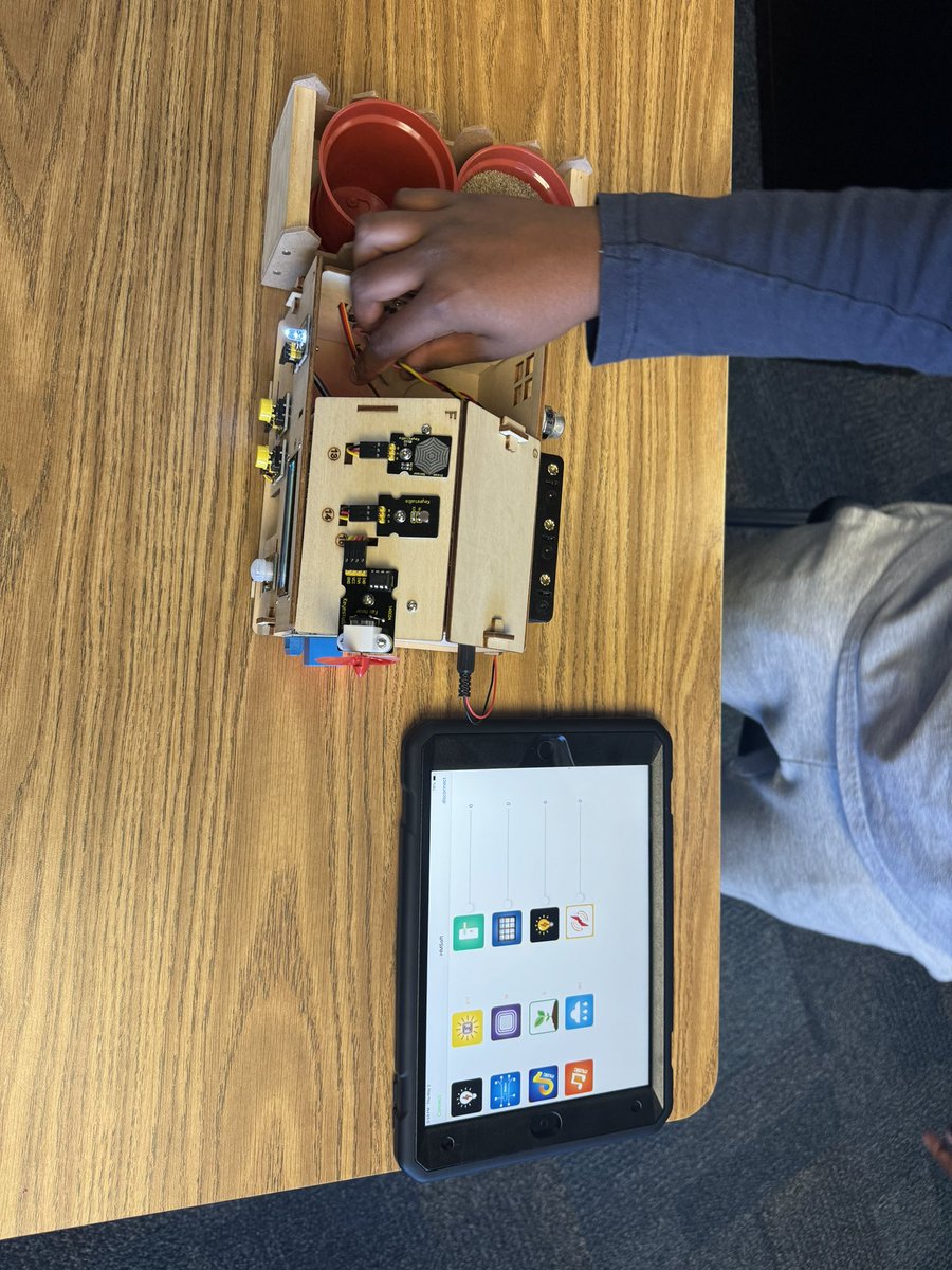 CVUSD_GATE's tweet photo. Awesome passion projects on display at the @Sycamore_Canyon GATE Fair today! Middle school students shared their interests with our elementary school friends in an engaging exchange of hands-on learning! Love the excitement, support, and collaboration, Coyotes! #CVUSDForward https://t.co/TJjYsPDrgr