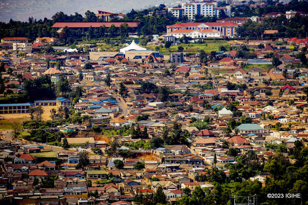 🚨𝐀𝐌𝐀𝐊𝐔𝐑𝐔 𝐌𝐀𝐒𝐇𝐘𝐀🚨

Polisi y’u Rwanda yarashe abajura babiri bari baherutse kwicira ku Gisozi Notaire w’Umurenge wa Remera. Barashwe ubwo bari bagiye kwerekana abandi bakoranaga, hanyuma biruka mu byerekezo bitandukanye bashaka gutoroka.