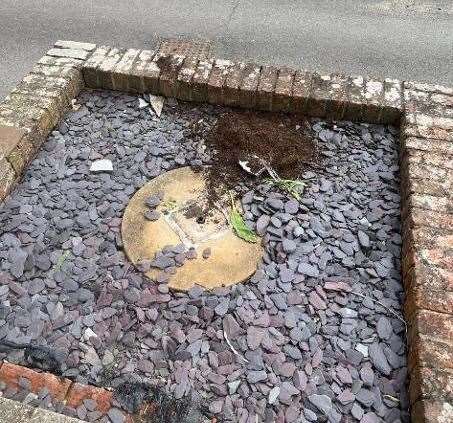 Community rallies round after memorial garden for young #Ringwood fire cadet Jade Clark vandalised
🔗 advertiserandtimes.co.uk/news/community…
#A31 #Christchurch #Crash #Fordingbridge #Police #truckingNews