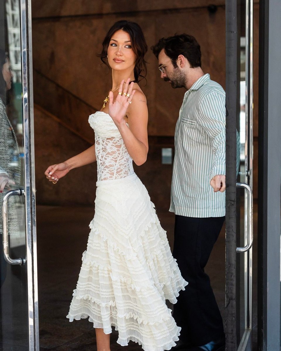 #BellaHadid'in son görünümünü gelinlik sezonu için romantik bir referans veriyor. Beyaz dantel detaylı elbise geçtiğimiz günlerde H&M işbirliğiyle moda endüstrisinin gündeminde olan  #Rokh'un sonbahar koleksiyonuna ait.

Fotoğraf: Getty Images