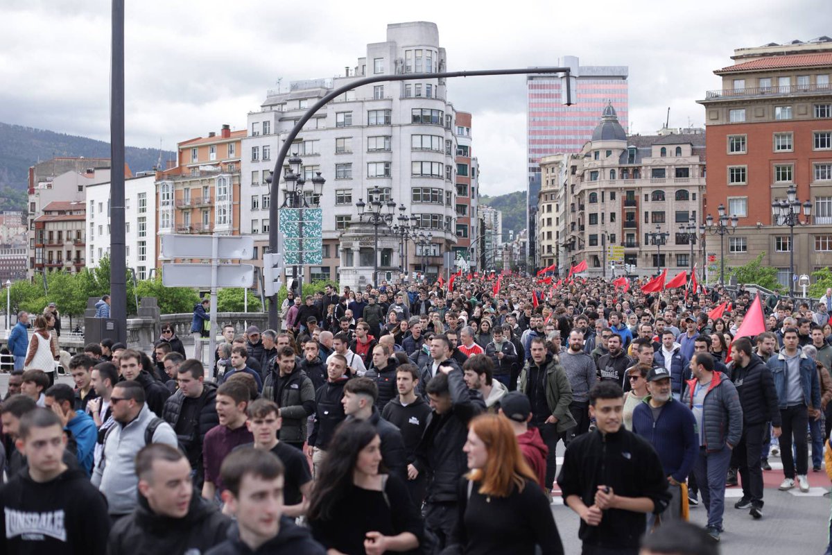 Algunxs quieren acapararlo todo, y no aceptan que otrxs, más si son jóvenes, puedan hacerles sombra, poca o mucha. Quienes vieron la portada y leyeron la información de El Correo ayer lo entendieron, más allá de los rabiosos vendidos. Ese diario les tiene en el punto de mira.