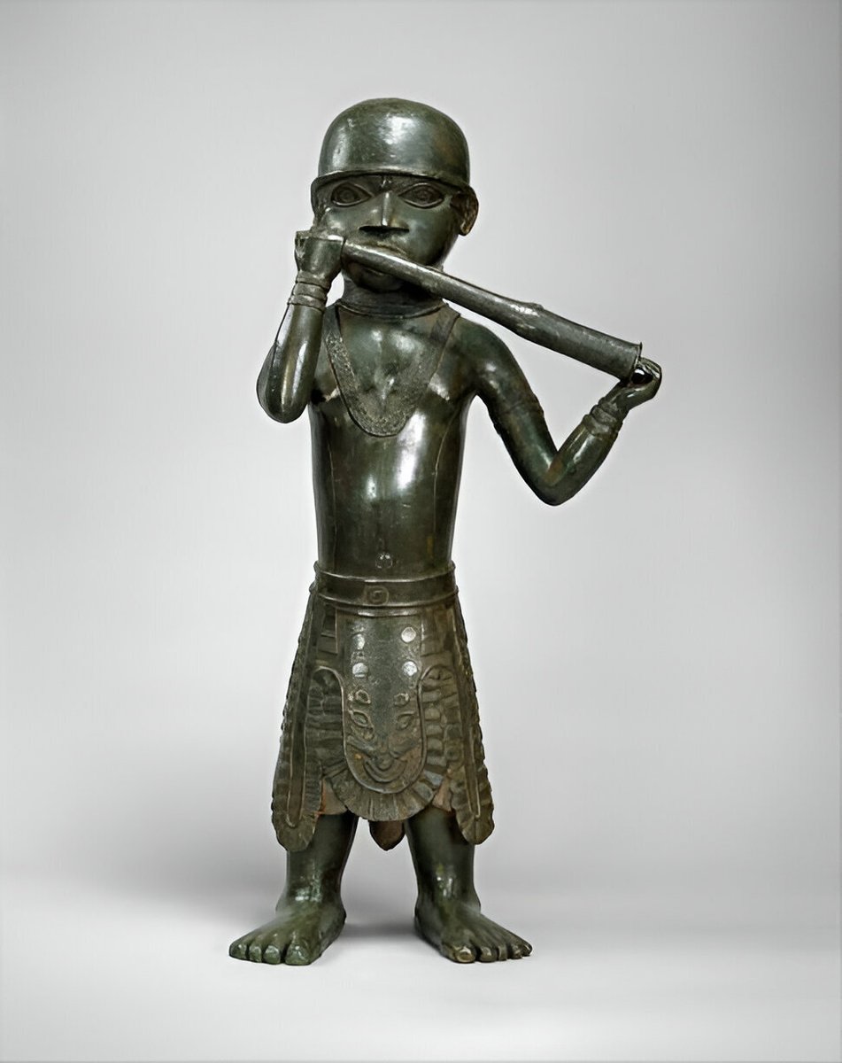Figurine en bronze d'un joueur de corne, de la cour du palais d'Edo, royaume du Benin, 16e siècle.