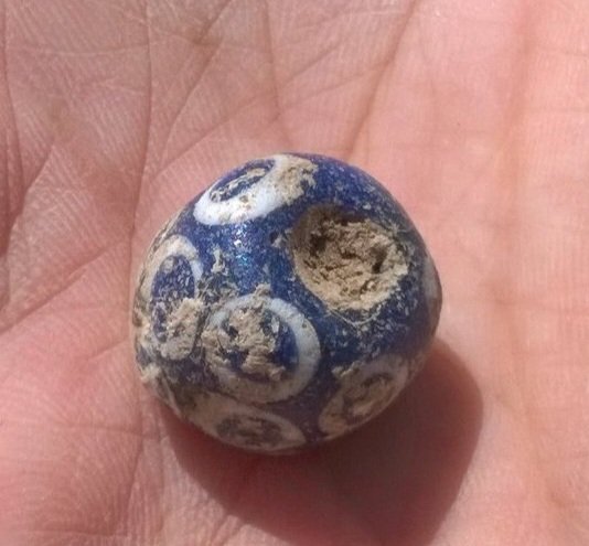 A gorgeous blue glass bead from a Late Iron Age farmstead at Winterborne Kingston #Dorset

Photographed as freshly excavated in 2016

We don't get many fashion accessories from the Durotriges but when we do they are utterly stunning 😍 

#FindsFriday