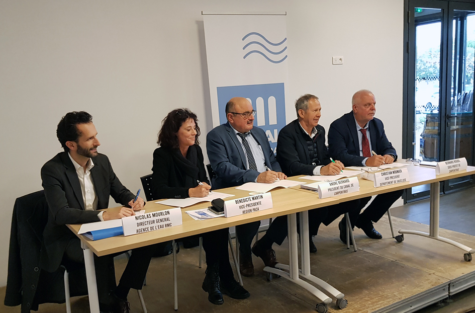 🚨Canal de Carpentras | Signature d’un deuxième contrat pour un engagement durable. Objectif :
💧 Reverser l'eau économisée aux milieux naturels  #EconomiesDeau
▶️ sauvonsleau.fr/jcms/e_29820/c…