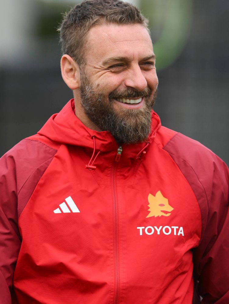 Ho visto ieri il Bayer e penso che l’unico che possa farci arrivare a quei livelli è mister #DeRossi. 
Quattro mesi non bastano ma per il futuro il lavoro del mister fa ben sperare.
#RomaBayer #RomaBayerLeverkusen #ASRoma #Roma