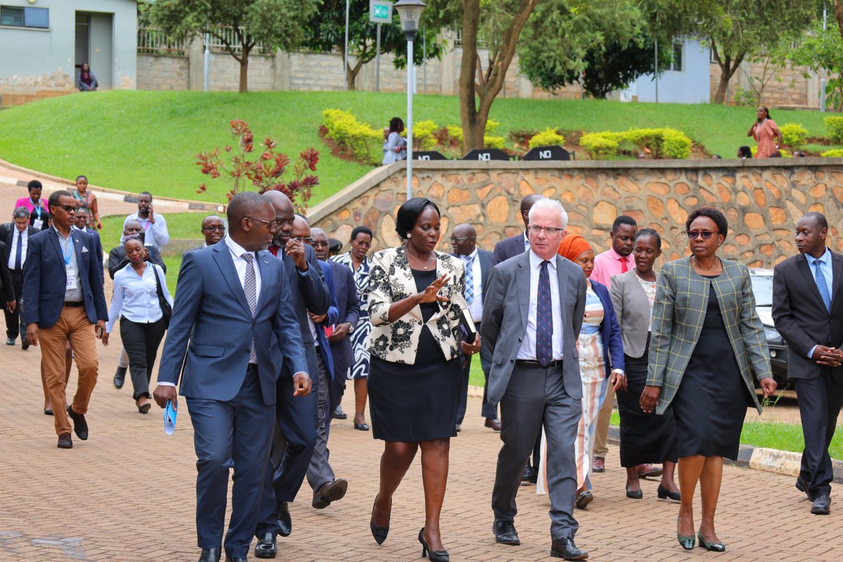 National Health Laboratory and Diagnostic services (NHLDS) hosted the Global Fund Executive Director, Mr. Peter Sands on his visit to Uganda. He is the first Global Fund ED to visit Uganda during his tenure in office.@JaneRuth_Aceng @DianaAtwine @GlobalFund @MinofHealthUG