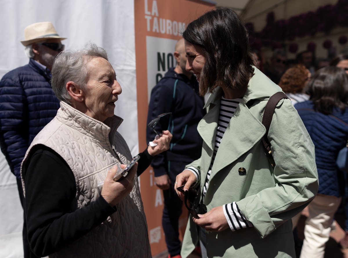 La candidata de Podemos a las elecciones europeas, Irene Montero, paseando por las fiestas del 2 de Mayo de Mostoles.
