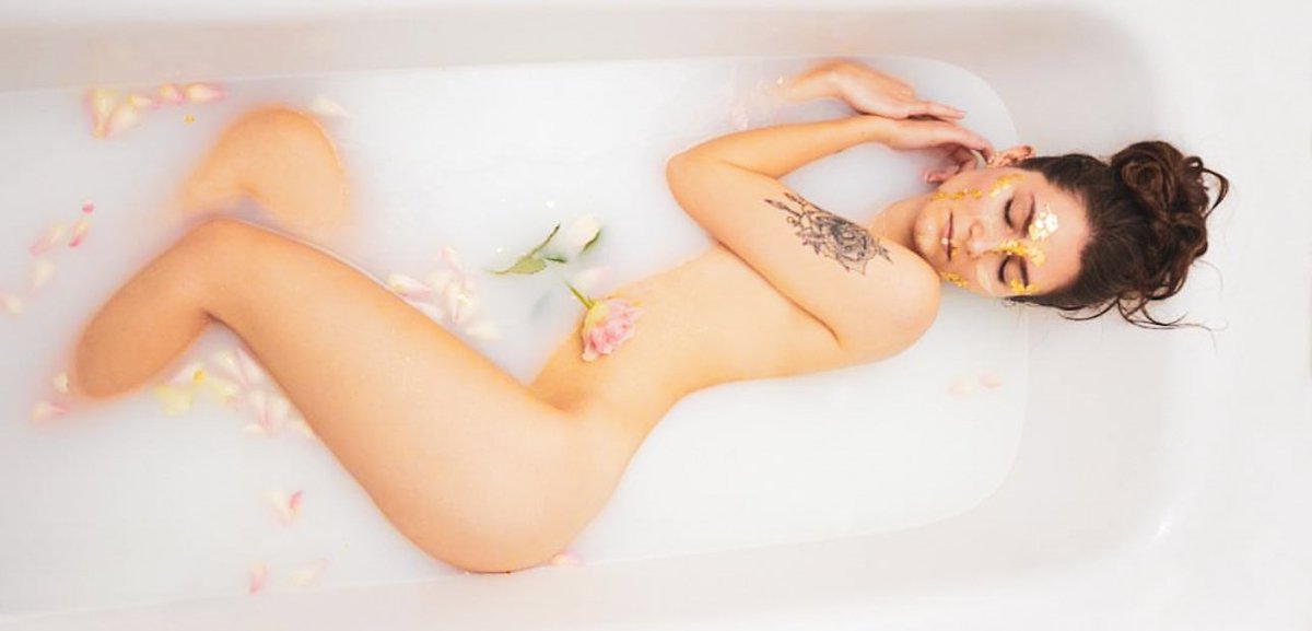 #frivolerFreitag 

Heute mal ein älteres Foto aus meiner damaligen Model-Zeit.

Ein Bad in Milch und Rosen. 🌹