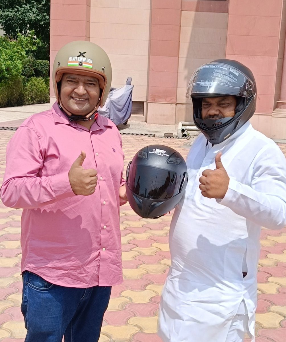 नेता जी धुप से बचे, चुनाव आते रहेंगे चुनाव जाते रहेंगे आपका सुरक्षित रहना जरुरी है.
अब घर से निकले तो पहले सर पर हेलमेट का होना बहुत जरूरी है.🙏🚦🇮🇳
सड़क दुर्घटना मुक्त भारत हेलमेट मैन.
#helmetmanofindia #Roadsafety #savelives #HelmetBank #Helmet #Raghvendrakumar #Helmetman