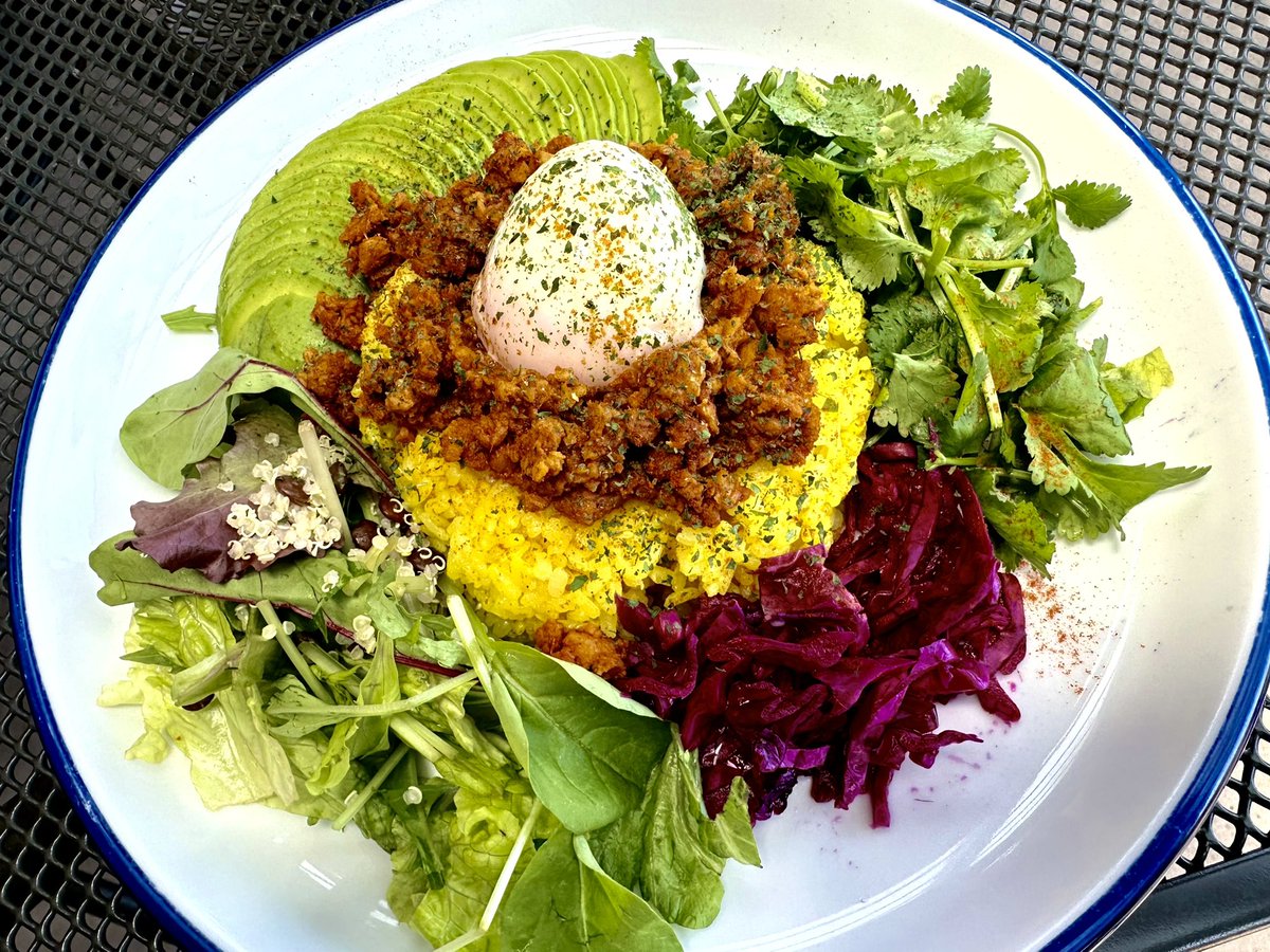 ランチは、キーマカレーにしました。
サフランライスにのってるのは、ひき肉ではなく大豆ミートのカレーです。
アボカドサラダには、パクチーものっています。
パクチーですが、元々、食べることができなかったのですが、ベトナム出張で食べるようになり好きになりました。