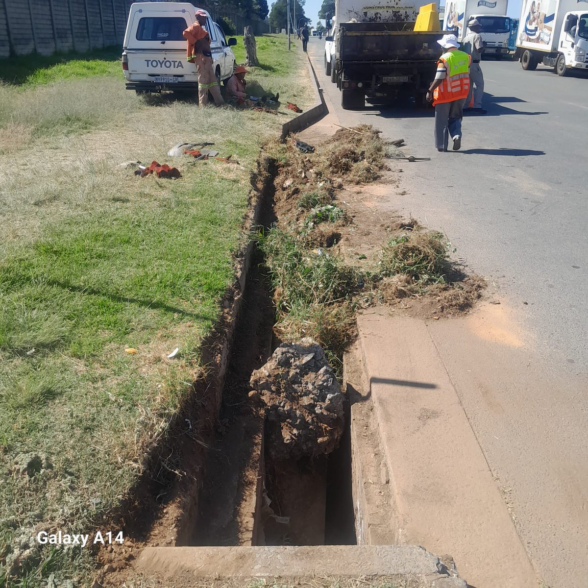 #JoburgServices #JoburgUpdates 🦺🚧 JRA REGION F team clearing blocked KIs at Sabax Road in Aeroton. @CityofJoburgZA @GPDRT_ @MMCKennyKunene @_ArriveAlive @RegionF_Joburg