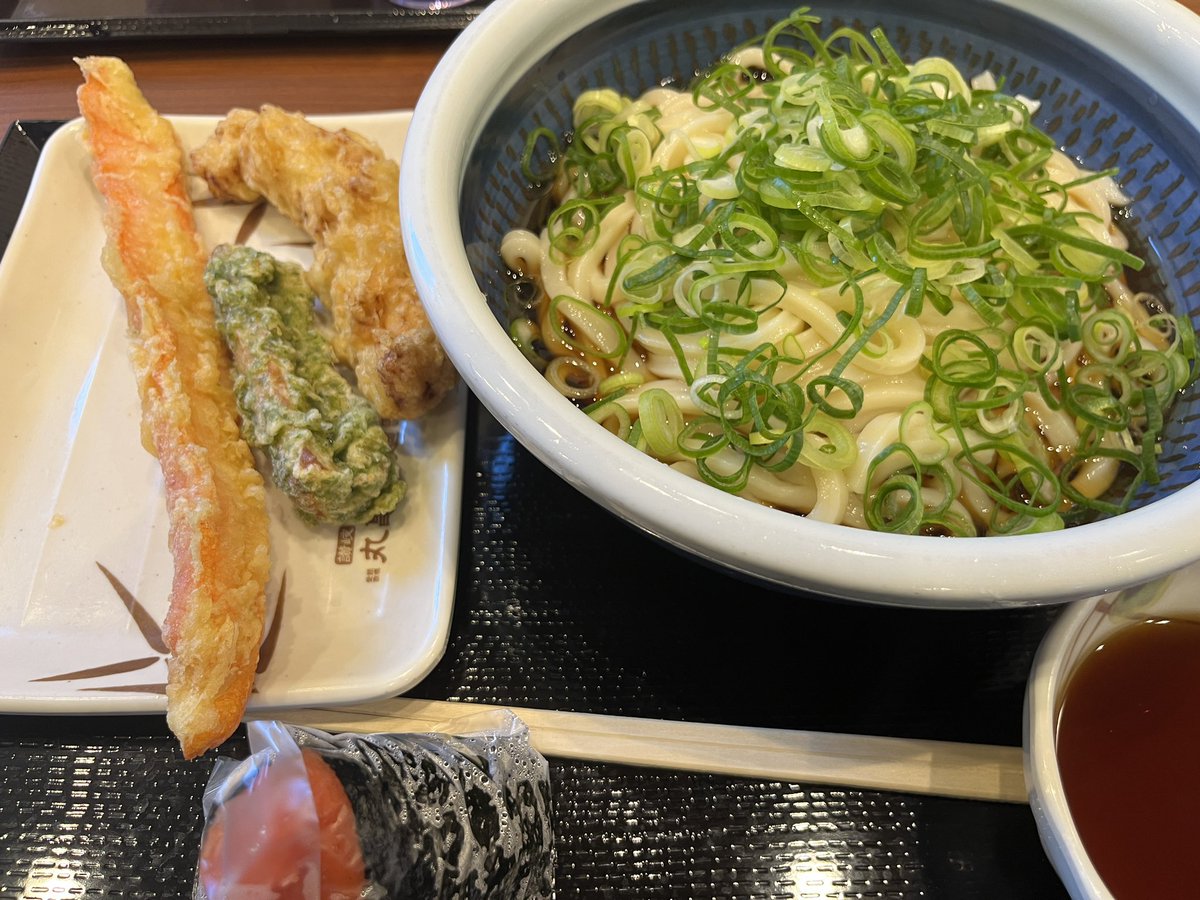 本日の昼食です🍜
ネギ入れすぎた〜ごめんなさい🙏
美味しかったです♪