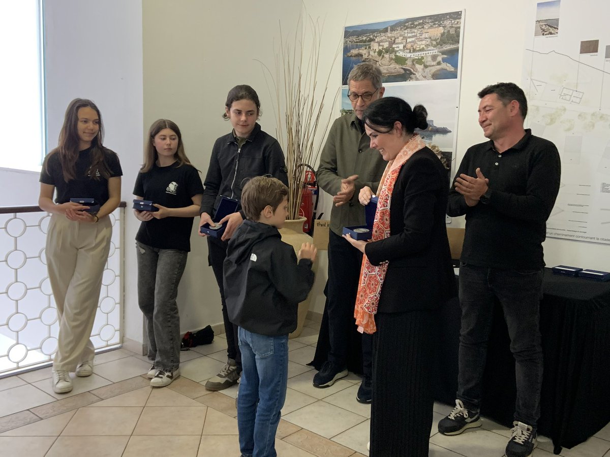 Cita_Bastia's tweet photo. ♟️🏆La Ville félicite la @echecs_corse pour son palmarès lors du dernier championnat de France Jeunes. 
Bravo à tous pour ces résultats ! Simu fieri ! 👏 https://t.co/8nAY5OOFWf