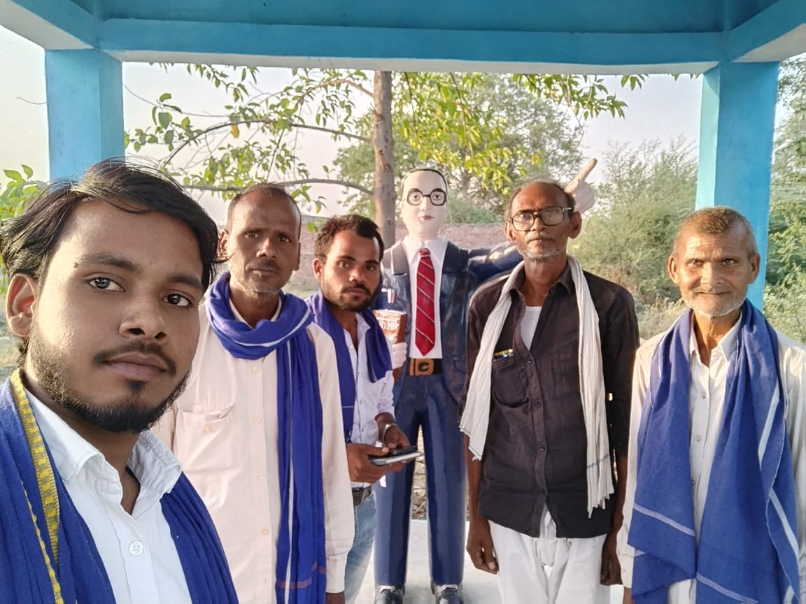 First of all Namo Buddhay Jay bhim .JaySaheb Kanshiram ji.
  While doing public relations.
  Village Inayatpur.गांव नगरों में है पुकार मायावती जी को बनायेंगे प्रधानमंत्री।इस देश का भला मत बहन जी कर सकते हैं चोरों की सरकार हटाओ देश बचाओ यही लोगों की पुकार हो रही है गांव में।।।