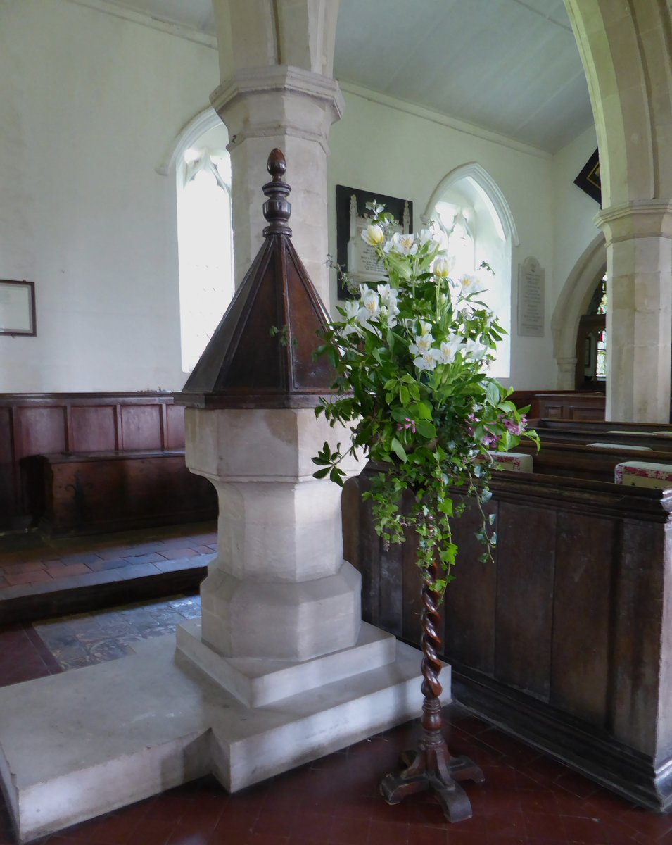 #FontsOnFriday and a perfectly lovely example of a parish church C14th font, in St Bartholomew's, Brightwell Baldwin.

C17th cover & graceful flower arrangement complete the picture very harmoniously.