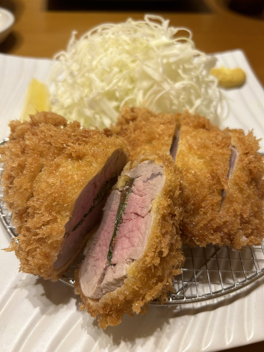 両国駅のとんかつ　はせ川さんに行きました。夫が予約してくれたのですがまさかの予約専用の場所があり素敵な座敷に通していただきました！
珍しい梅しそカツにしましたが、美味しすぎてこれは通いたいです🥺🫶とんかつ屋さんとても素敵なのでおすすめあればおしえていただきたいです！