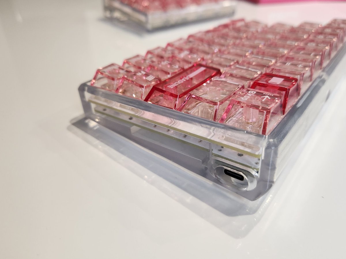 Mil_Keyboard's tweet image. 透明なGuide68も完成！ 大事に扱うからあんまり黄変しないでね！

#Guide68 #deadlinestudio #airhutt #mackit