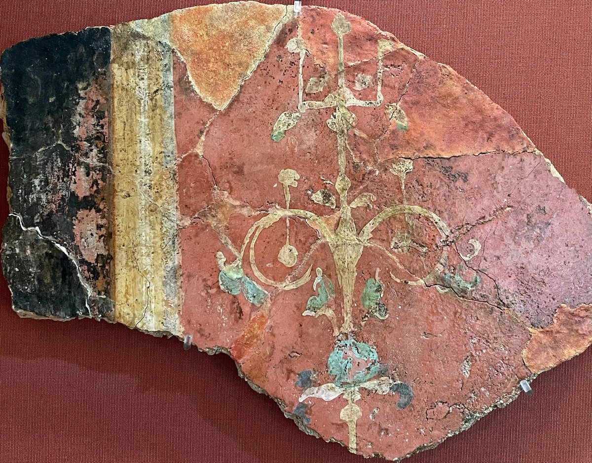 Painted wall plaster from Roman Winchester (Venta Belgarum). Dating to the 2nd century AD, the fragment is part of the collections at Winchester City Museum. #FrescoFriday #RomanBritain 📸 My own.