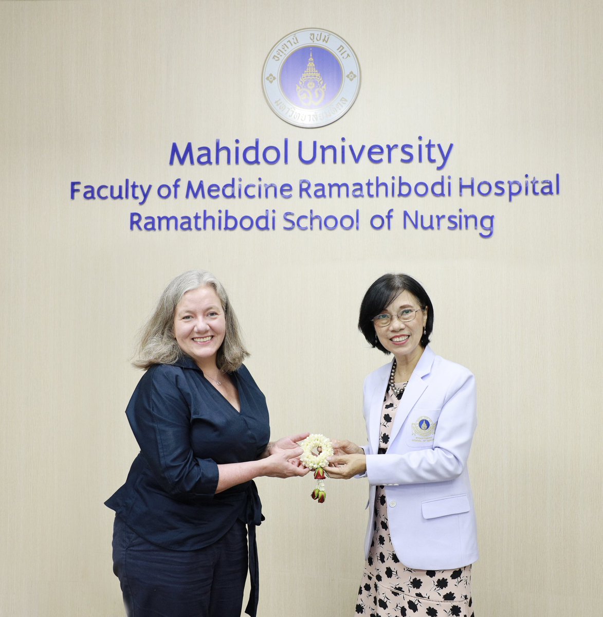 RuthHarris_'s tweet photo. So honoured to be presented with these beautiful jasmine flowers by Assoc. Prof. Dr. Poolsuk Janepanish Visudtibhan,
Director of Ramathibodi School of Nursing and a valued colleague and friend. Thank you for such a warm welcome @IR_Ramathibodi @KingsNursing @MaryLeamy https://t.co/zvCQxyDM6C
