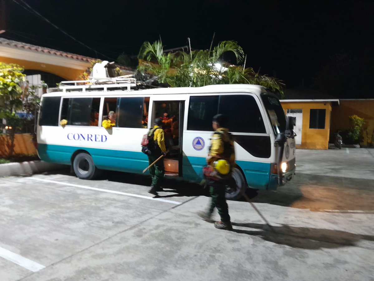 #GuatemalaContraElFuego Brigada de Respuesta a Incendios Forestales se despliega a aldea La Pita del municipio de Los Amates, Izabal para realizar acciones de supresión a incendio forestal registrado en el área.

Créditos: Mayra Arévalo, Delegada Departamental de la CONRED.