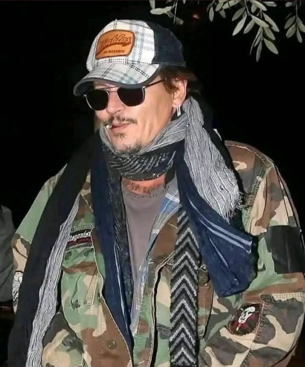 I love when he has the little cheeky smile!😅😍🥰😙❤️

#JohnnyDeppIsLoved #IStandWithJohnnyDepp