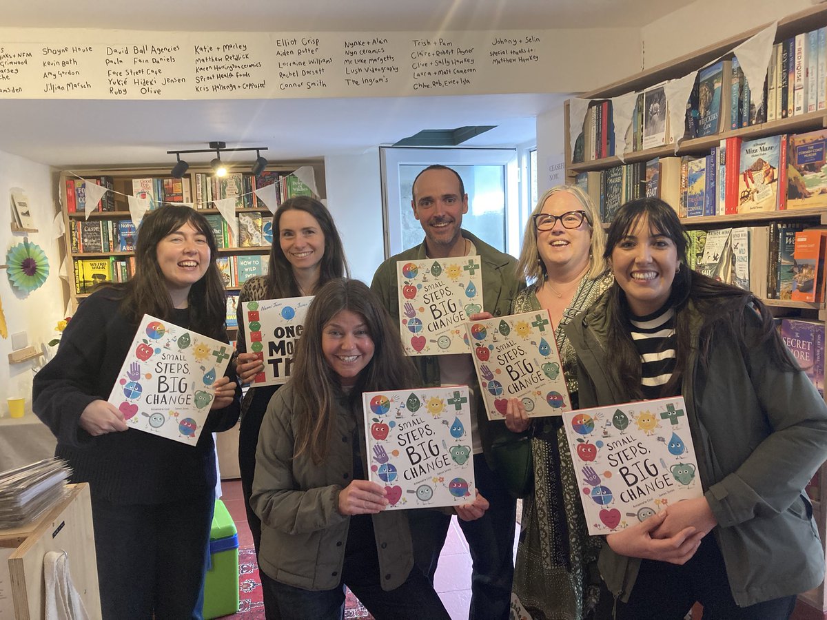 Congratulations James Jones and @LittleTigerUK on your new book 💚🌎Small Steps Big Change 🌎💚 And thank you @ClemoBooks for a great evening 📚❤️📚 @juliesykesbooks @PollSimon @_Reading_Rocks_ @AmyEnever @NaomiJones_1 aces to see you all🤩