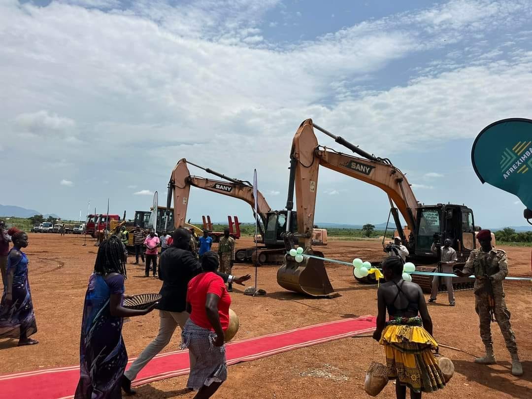 Vice President James Wani Igga accompanied by officials from the national government and from Eastern Equatoria State, inaugurated the groundbreaking ceremony for the construction of the Inland Customs Clearance Stop Area (ICCSA) in Nimule. #SouthSudan