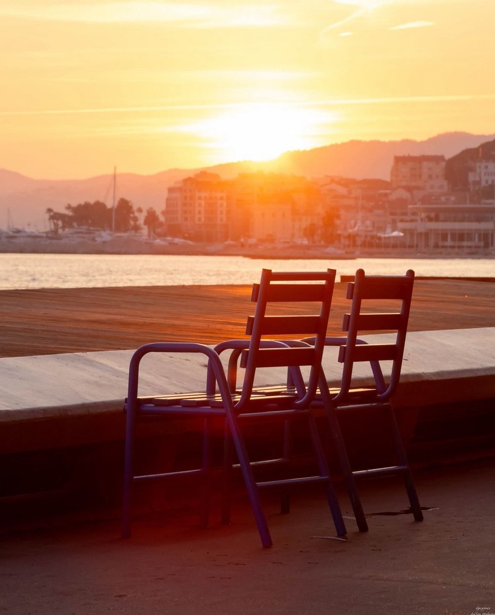 ☀️ C'est la journée mondiale du #soleil ! Et même si ces derniers temps il se fait timide, ne boudons pas notre plaisir car en région Sud nous avons le record avec 300 jours d'ensoleillement par an. 📷 : slpcannes