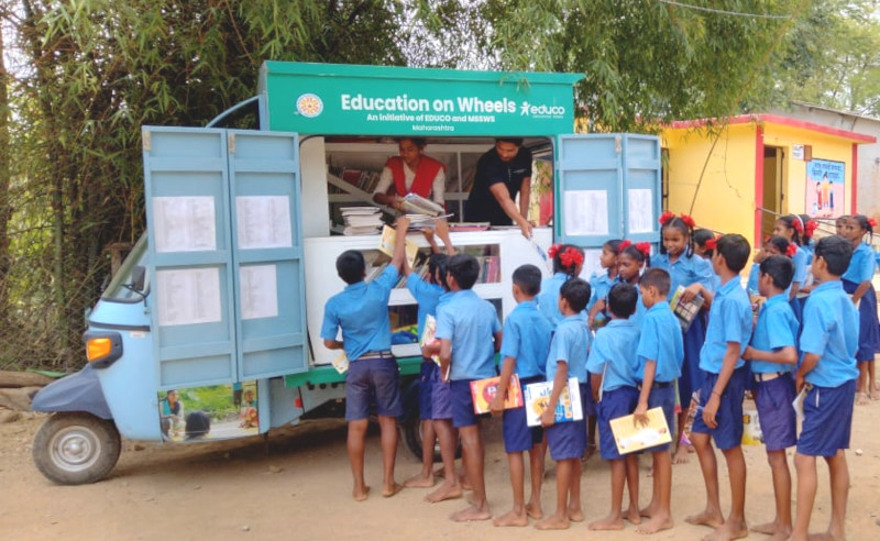 'Nunca habíamos visto una biblioteca en una escuela de aquí, pero hoy Educo ha hecho realidad los sueños de los niños con una biblioteca móvil', cuenta un padre. Gracias a Educo la biblioteca móvil visita 25 escuelas y llega a más de 2.000 niños y niñas⤵️ bit.ly/4azIkU1