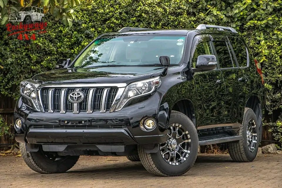 This car, they call it Toyota Landcruiser Prado TX with a
2800cc Diesel Engine. Oh and its
Ex Japan... this is one of the car I drove from Nakuru to Eldoret in 2023 and swore that my body will never enter in again, bruh hii kitu ni Death-Trap.