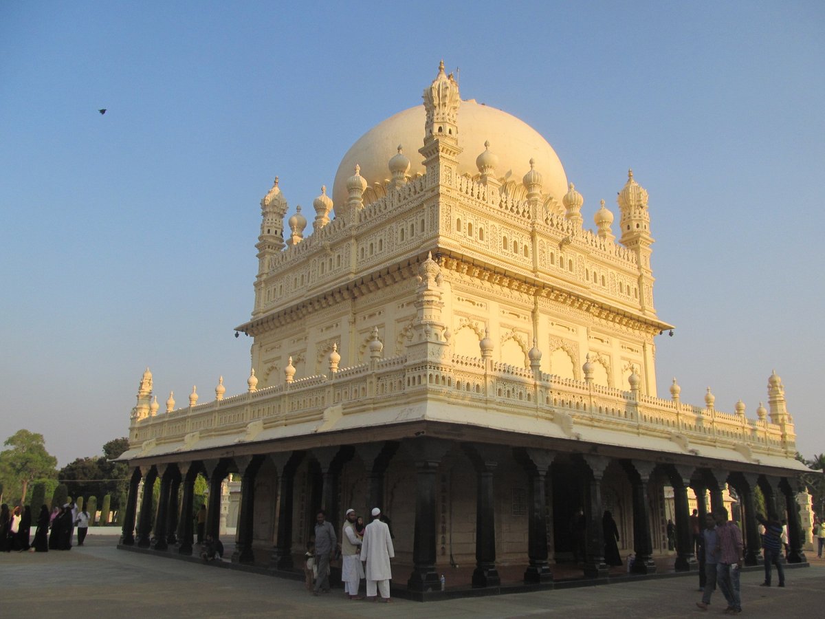 This is the tomb of padshah #TipuSultan and his father Nawab Haider Ali, the rulers of the Sultanate of Mysore that had almost entire present day Karnataka and Malabar. The mausoleum also has the grave of the mother of Tipu Sultan. It was built by Tipu Sultan to house the graves…