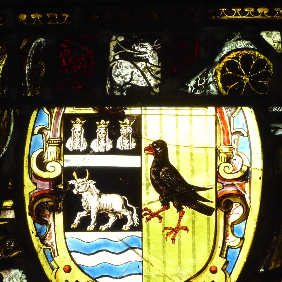 #LesArmoiriesDuVendredi in St Bartholomew's, Brightwell Baldwin.

A chough seems to look somewhat nervously up at a spirited creature breathing out a sprig of foliage - an emblem for me of the spring bursting forth in this part of rural Oxfordshire.

That's a rather shaggy ox!