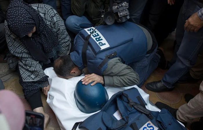manelmarquez's tweet photo. La ONU otorga Premio a Libertad de Prensa a los periodistas en #Gaza
La UNESCO dio su ‘Premio Mundial a la Libertad de Prensa’ a todas las personas palestinas que ejercen el periodismo en Gaza.
#Israel ha asesinado un centenar de periodistas en #Palestina
#IsraelisGenocidalState https://t.co/7HHcndW6E5