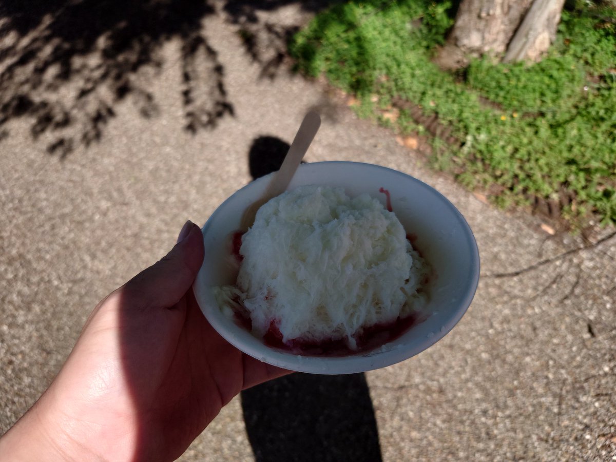 近くの公園に「ゆきあいす」ってお店が来てて、暑いし気になったから買って食べてみたけど、美味しかった!
イチゴシロップを買ったけど、シロップはジャムみたいで甘いし、氷もミルクを入れてるから甘いしで、一つで二度美味しいかき氷だった！
お値段は…縁日のよりちょっとお高めかな？