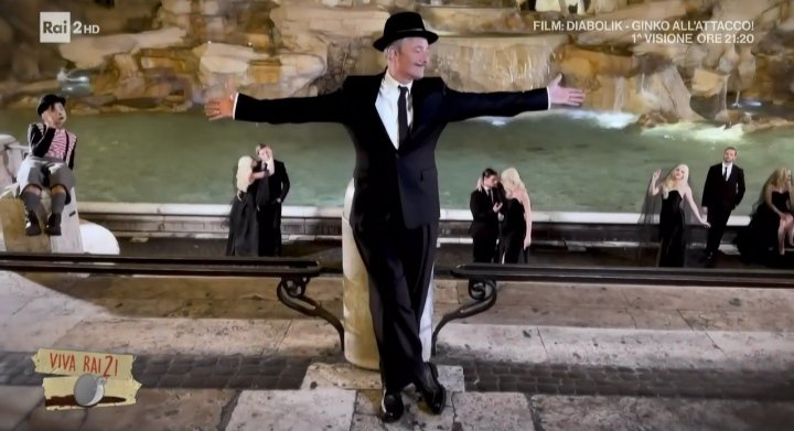 Oggi siamo partiti con questo bellissimo quadro felliniano a Fontana di Trevi. #tommasostanzani