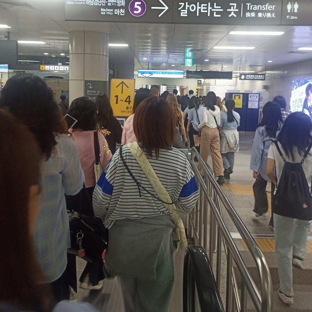 this is so funny the train station us full of blue white #TXT_TOUR_ACTPROMISE