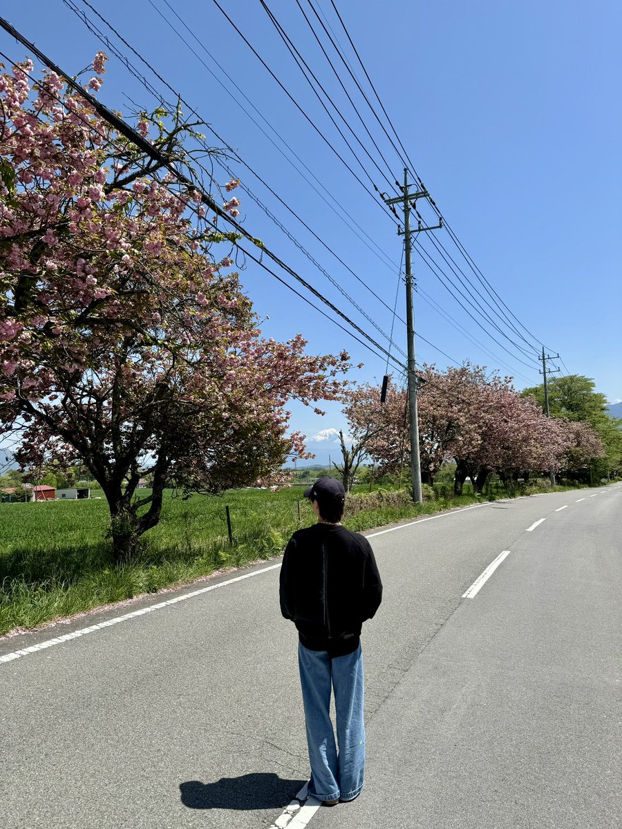 今日は生まれてから9999日目⭐️ お日様と富士山と桜に囲まれ、明日からも全力で生きます。ありがとう僕。これからもよろしくね僕。#第二章の始まり
