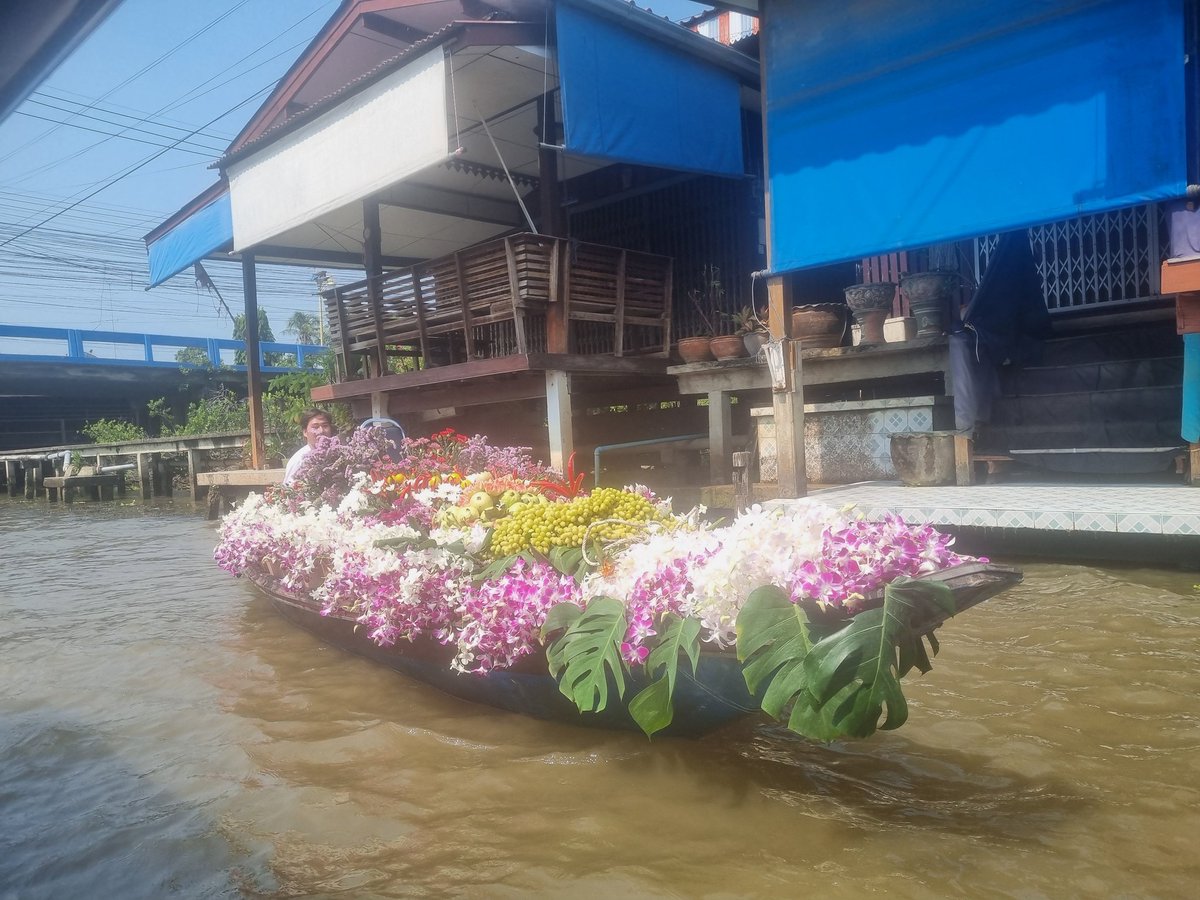 Beautiful glow effect due to my dirty camera lens 😂✨️